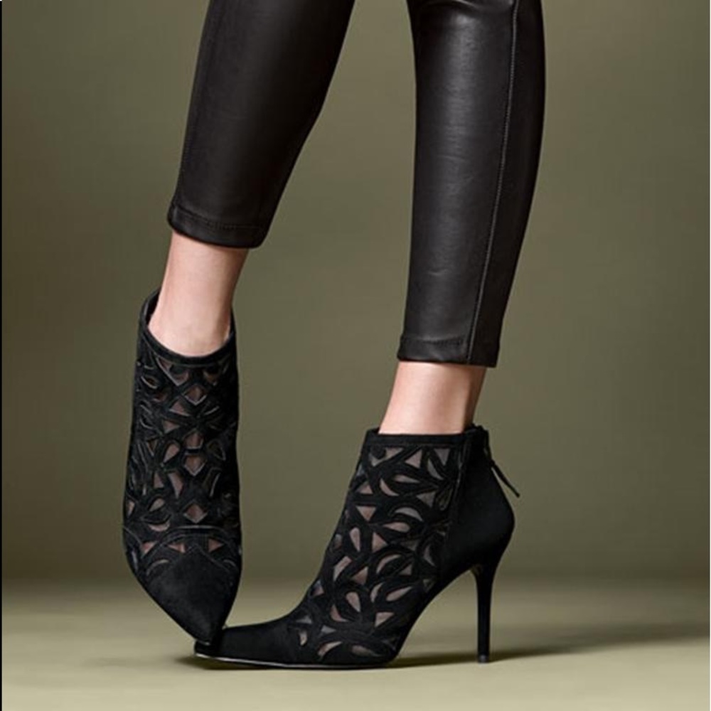 ❤️ Stuart Weitzman Cutaway Ankle Boots 8M